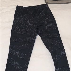 Lulu lemon black patten leggings w/ mesh cutouts